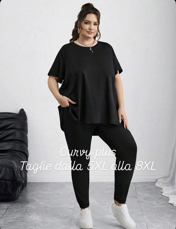 Completo da donna curvy taglia comoda, composto da t-shirt nera a maniche corte e leggings
